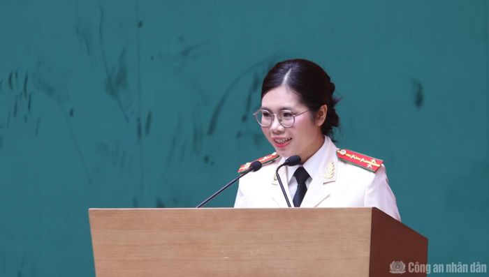 Đại úy Mai Thị Hương Lan đại diện thế hệ trẻ phát biểu tại buổi lễ.