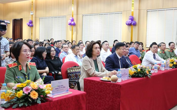 Thứ trưởng Bộ Y tế Nguyễn Thị Liên Hương, Thiếu tướng Dương Thị Thu Hằng - Giám đốc Bệnh viện 30/4 cùng các chuyên gia chuyên ngành dự hội nghị.