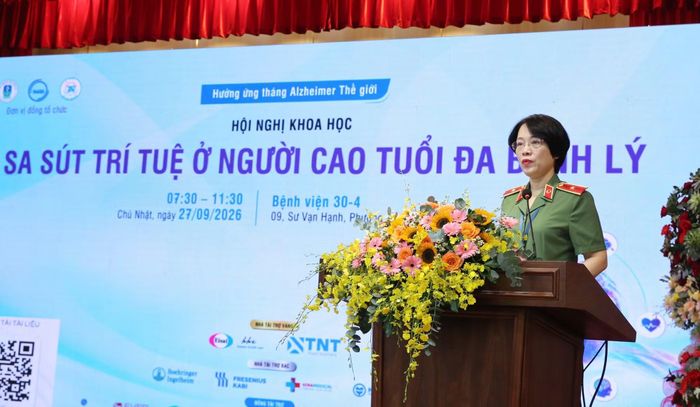 Thiếu tướng Dương Thị Thu Hằng, Giám đốc Bệnh viện 30-4, phát biểu khai mạc hội nghị.