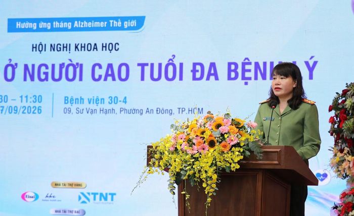 Thượng tá, TS.BS Trương Thị Huyền, Phó Giám đốc Bệnh viện 30-4, điều hành hội nghị.