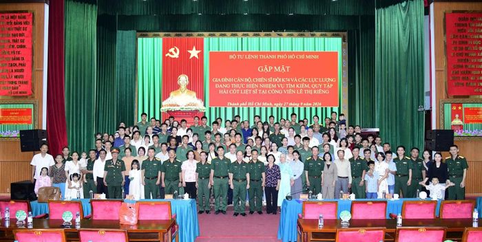 Thủ trưởng Bộ Tư lệnh thành phố cùng các đại biểu, thân nhân CBCS Đội K74 tại buổi gặp mặt.