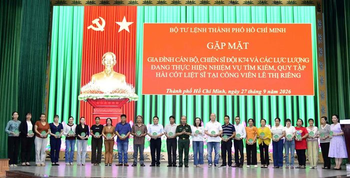 Thủ trưởng Bộ Tư lệnh thành phố ghi nhận sự hy sinh, sẻ chia của hậu phương các cán bộ, chiến sĩ.