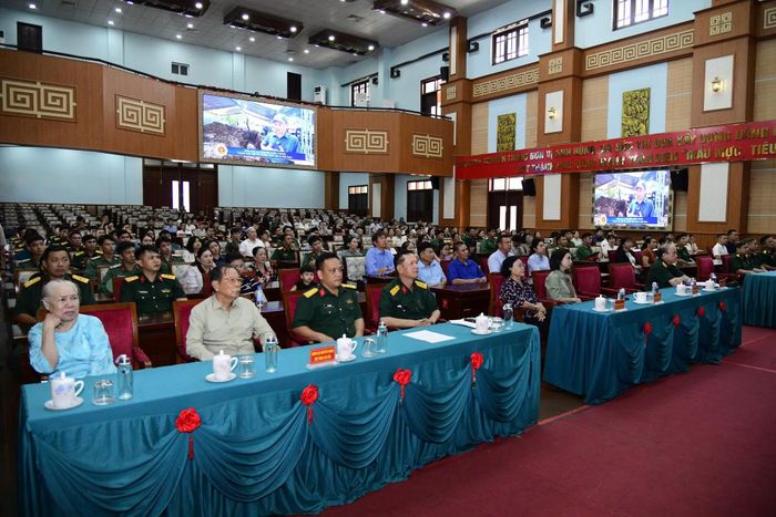 Các đại biểu cùng thân nhân, gia đình cán bộ, chiến sĩ dự buổi họp mặt.