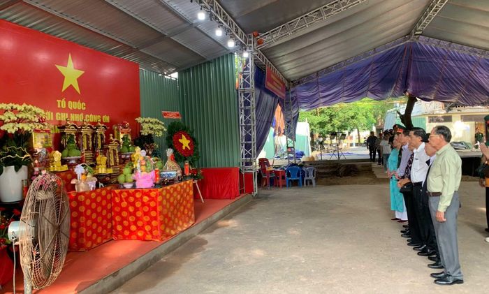 Các đại biểu dâng hoa, dâng hương trước Cố Tổng Bí thư Trần Phú và các anh hùng liệt sĩ tại Công viên Lê Thị Riêng.