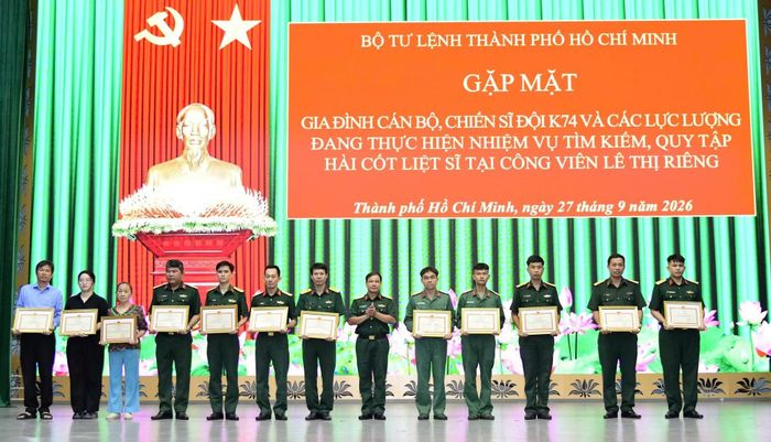 Thủ trưởng Bộ Tư lệnh thành phố trao giấy khen cho 5 tập thể và 84 cá nhân có thành tích xuất sắc.