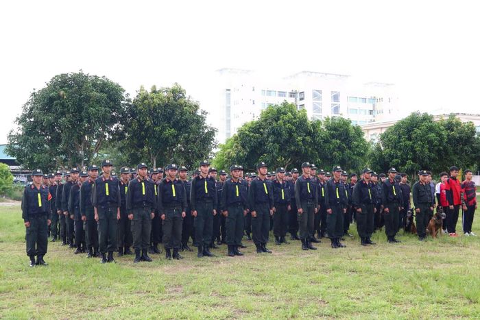 Cán bộ, chiến sĩ Phòng Cảnh sát cơ động thực diễn các nội dung huấn luyện.