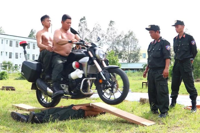 Quá trình huấn luyện luôn gắn giữa lý thuyết với thực hành, giữa rèn luyện thể lực với nâng cao kỹ năng nghiệp vụ.
