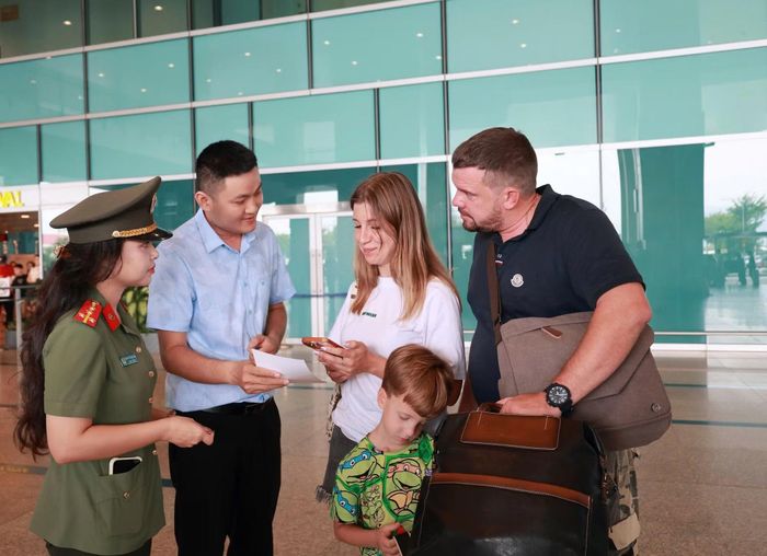 Cán bộ Phòng QLXNC Công an tỉnh Khánh Hòa hướng dẫn du khách quốc tế sử dụng "Hệ thống FRF - Phần mềm quản lý và dự báo rủi ro vi phạm pháp luật trên địa bàn tỉnh Khánh Hòa”.