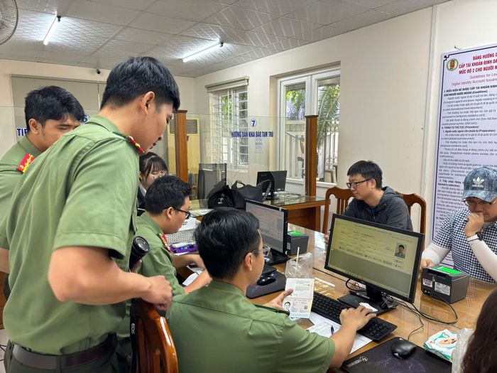 CBCS Phòng QLXNC Công an tỉnh Khánh Hòa hỗ trợ định danh điện tử mức 2 cho người nước ngoài.