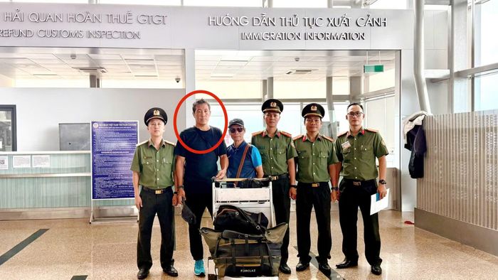 Phòng QLXNC Công an tỉnh Khánh Hòa phối hợp cơ quan chức năng tiến hành trục xuất đối tượng Omokeev Ulukbek, quốc tịch Kyrgyzstan tại sân bay Cam Ranh.