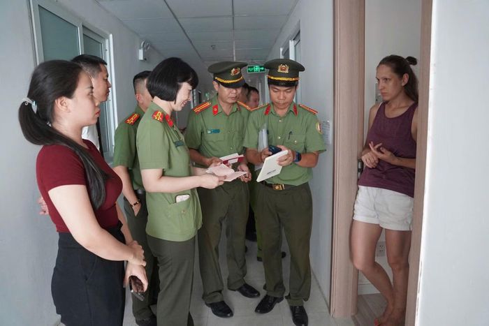 Tổ công tác phối hợp giữa Cục QLXNC - Bộ Công an và Phòng QLXNC Công an tỉnh Khánh Hòa kiểm tra công tác khai báo tạm trú đối với người nước ngoài tại một chung cư ở phường Bắc Nha Trang.
