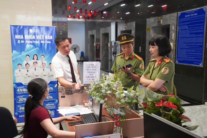 Tổ công tác phối hợp giữa Cục QLXNC - Bộ Công an và Phòng QLXNC Công an tỉnh Khánh Hòa kiểm tra, hướng dẫn công tác khai báo tạm trú đối với người nước ngoài.