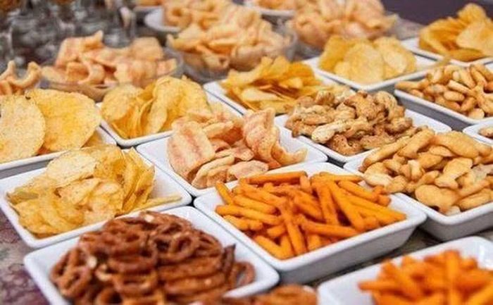 Thức ăn nhanh, thực phẩm chế biến sẵn chứa nhiều muối, đường, chất béo không lành mạnh.