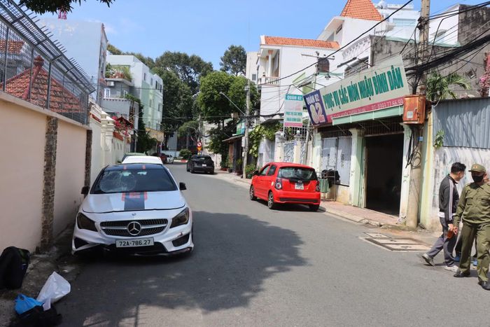  Xe ô tô biển số 72A-786.27 được tìm thấy tại đường Bà Huyện Thanh Quan, phường Vũng Tàu, sau khi gây tai nạn. 