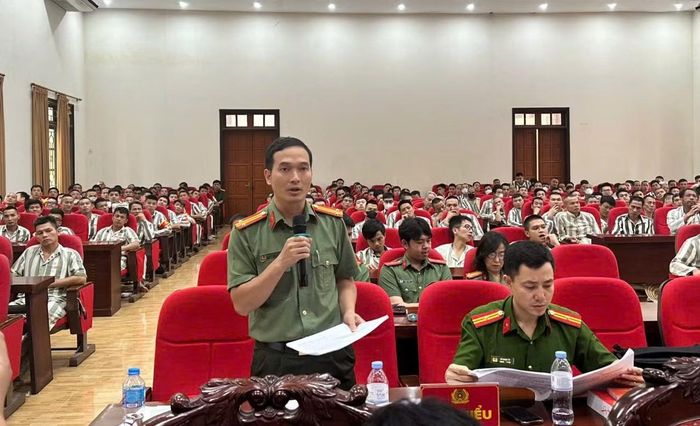Chuyên gia giải đáp câu hỏi pháp luật của các phạm nhân tại Trại giam Nam Hà.