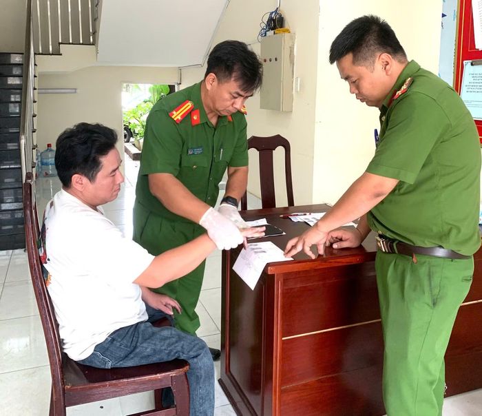 Trung tá Trần Ngọc An, Phó Trưởng Công an phường Tân Thành, lấy danh chỉ bản tra cứu cho nhân khẩu đặc thù.