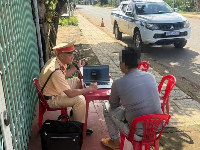Người vi phạm được lực lượng chức năng cho xem lại hành vi vi phạm.