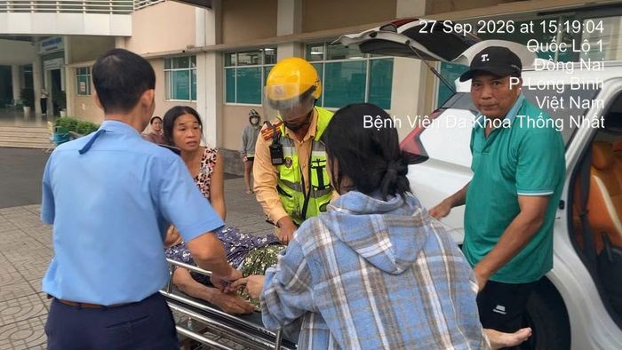 Lực lượng phối hợp đã kịp thời đưa cụ bà H.Th.Th. đến bệnh viện cấp cứu kịp thời.