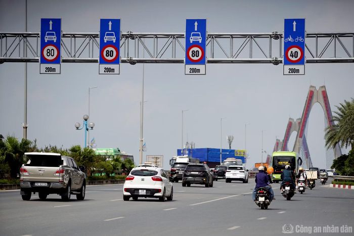 Biển báo tốc độ tối đa cho phép trên cầu Nhật Tân sau khi điều chỉnh thí điểm.