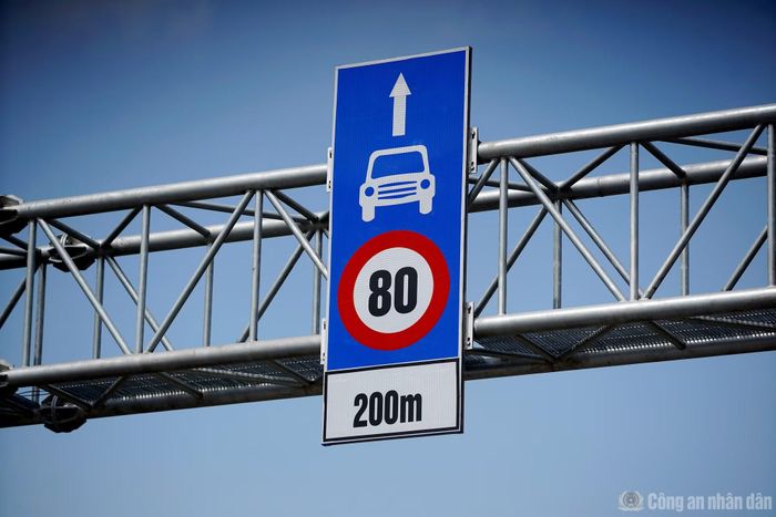 Biển báo tốc độ và khoảng cách được lắp trên cầu Nhật Tân.