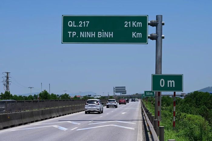 Phân làn giao thông trên cao tốc.