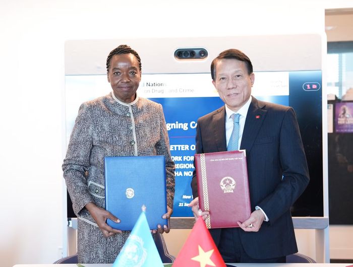 Bộ trưởng Lương Tam Quang và bà Monica Kathina Juma, Giám đốc điều hành UNODC ký kết “Ý định thư về việc thành lập Trung tâm phòng, chống tội phạm mạng tại khu vực châu Á – Thái Bình Dương tại Việt Nam”.