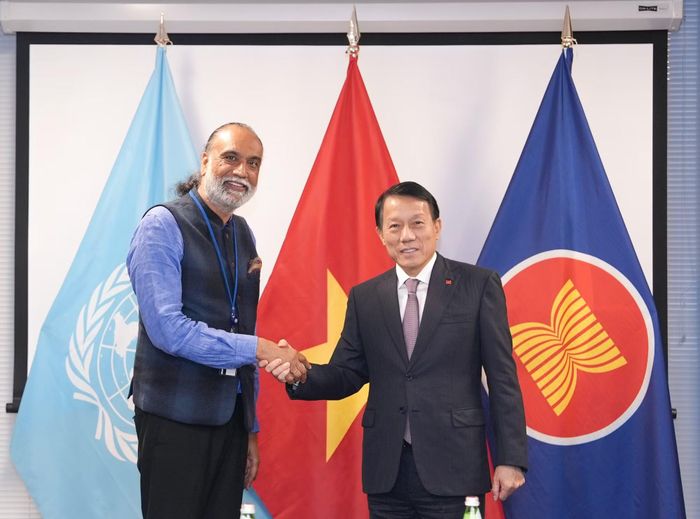 Bộ trưởng Lương Tam Quang và Phó Tổng Thư ký LHQ phụ trách công nghệ Amandeep Singh Gill.