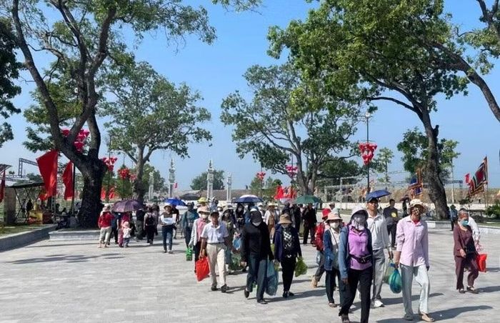 Du khách đổ về đền Kiếp Bạc trong mùa lễ hội.