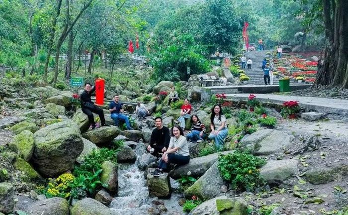 Phong cảnh hữu tình Côn Sơn đem đến nguồn cảm hứng cho du khách.