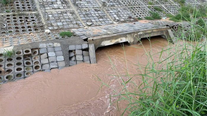 Một số đoạn taluy bị sạt lở.