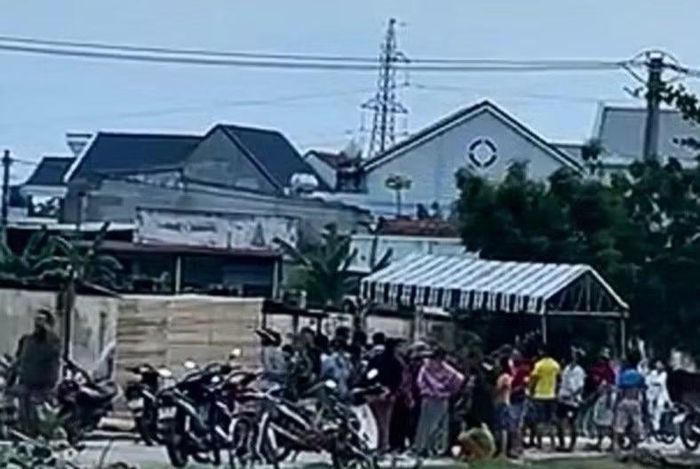 Hai nạn nhân được đưa về nhà lo hậu sự.