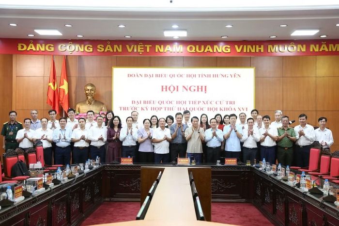 Bộ trưởng Lương Tam Quang cùng các đại biểu và cử tri tại hội nghị.