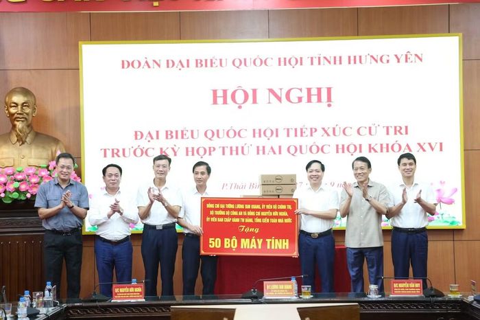 Bộ trưởng Lương Tam Quang và đồng chí Nguyễn Hữu Nghĩa tặng máy vi tính hỗ trợ 5 phường: Thái Bình, Trần Hưng Đạo, Trần Lãm, Trà Lý và Vũ Phúc, tỉnh Hưng Yên.