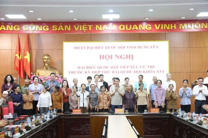 Bộ trưởng Lương Tam Quang cùng các đại biểu trao quà tặng các hộ nghèo, gia đình chính sách có hoàn cảnh khó khăn trên địa bàn.