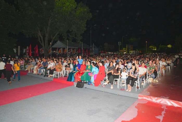 Đông đảo người dân và du khách tham dự buổi lễ. Ảnh: CTTĐT Hải Phòng