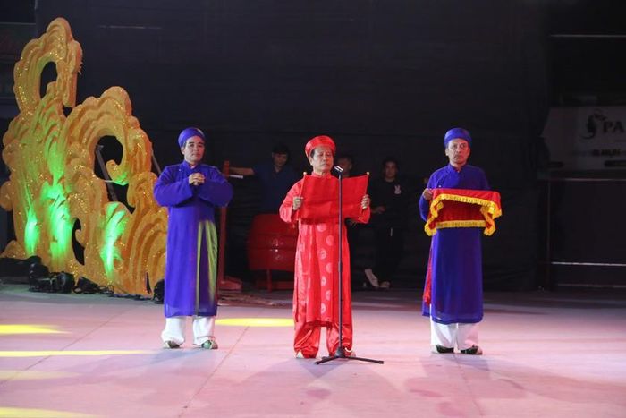 Nghi lễ đọc văn tế tưởng niệm Đức Thánh Trần trong không khí trang nghiêm, thành kính. Ảnh: CTTĐT Hải Phòng