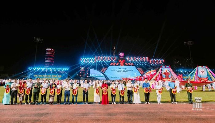Phó Cục trưởng Cục Thể dục Thể thao Lê Thị Hoàng Yến cùng Ban tổ chức tặng cờ lưu niệm cho các đoàn tham dự Đại hội.