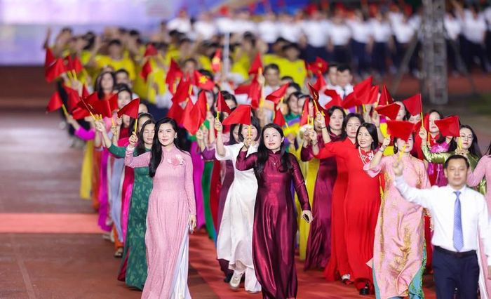 Tà áo dài trong đêm Đại hội Thể dục thể thao.