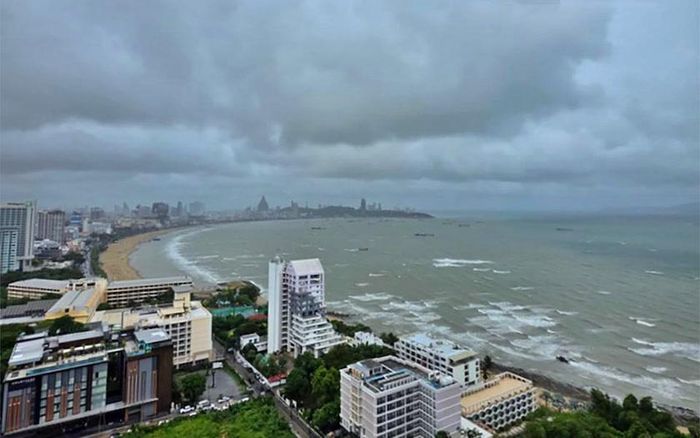 Người dân Pattaya (thuộc tỉnh Chonburi, cách Bangkok khoảng 165 km về phía Đông Nam) tiếp tục phải đối mặt với thời tiết bất ổn do ngập lụt khắp thành phố, với cảnh báo mưa lớn kéo dài tới ngày 27/9. Ảnh: Pattaya Mail
