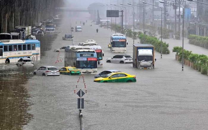 Các tuyến đường ngập nước gây ra tình trạng gián đoạn giao thông ở Thủ đô Bangkok, Thái Lan. Ảnh: theo The-Sun
