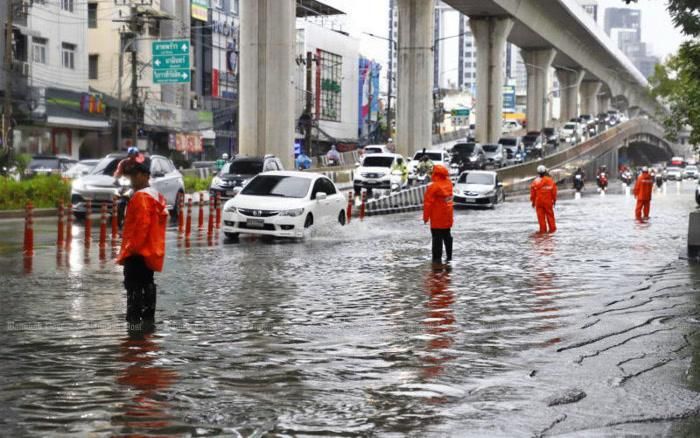 Cảnh sát điều tiết giao thông trên tuyến đường ngập lụt ở quận Bang Khen, Bangkok sau trận mưa lớn kéo dài suốt ngày 25/9. Ảnh: Nutthawat Wichieanbut