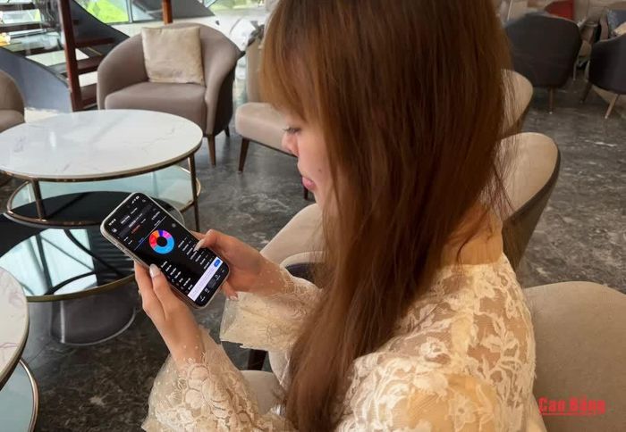 Nhiều bạn trẻ sử dụng ứng dụng quản lý chi tiêu để theo dõi các khoản thu, chi và chủ động cân đối tài chính cá nhân.