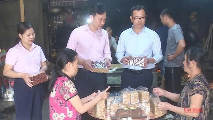 Hợp tác xã khẩu sli Ngọc Hải, xã Hà Quảng trung bình mỗi ngày sản xuất 500 chiếc bánh khẩu sli.