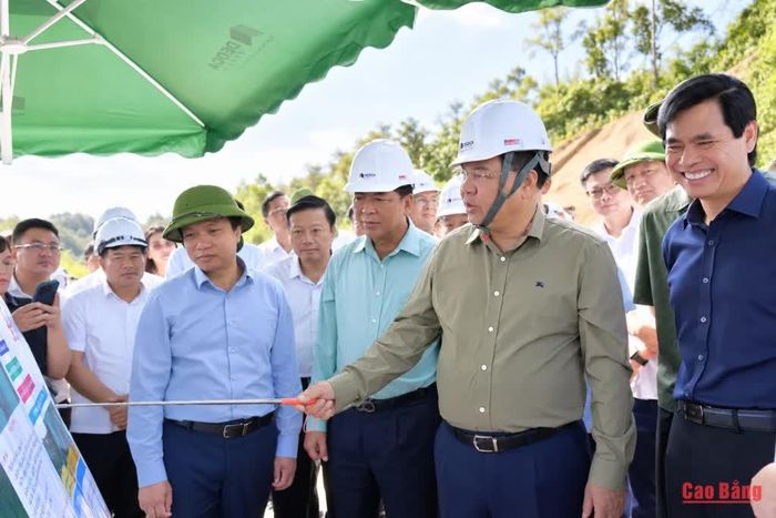 Phó Thủ tướng Thường trực Chính phủ Phạm Gia Túc chỉ đạo đẩy nhanh tiến độ thi công tuyến chính và các trạm dừng nghỉ trên cao tốc Đồng Đăng - Trà Lĩnh.
