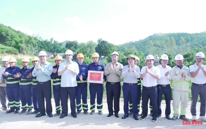 Phó Thủ tướng Thường trực Chính phủ Phạm Gia Túc tặng quà kỹ sư, công nhân thi công cao tốc Đồng Đăng - Trà Lĩnh tại Km23, xã Văn Lãng, tỉnh Lạng Sơn.