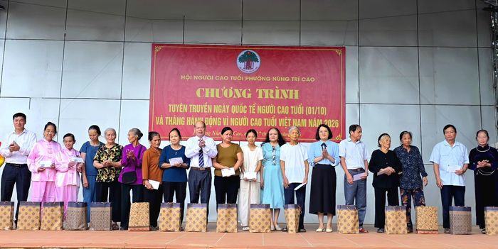 Trao quà tặng hội viên người cao tuổi hoàn cảnh khó khăn.