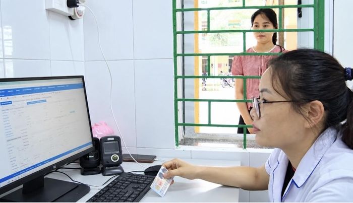 Người dân khi đi khám sức khỏe chỉ cần mang theo căn cước công dân để cán bộ cập nhật thông tin.