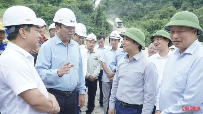 Bộ trưởng Trần Hồng Minh yêu cầu chủ đầu tư dự án, đơn vị thi công đẩy nhanh tiến độ công trình.