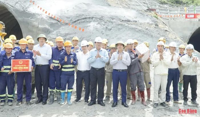 Bộ trưởng Bộ Xây dựng Trần Hồng Minh và Đoàn công tác của tỉnh tặng quà công nhân trên công trường.