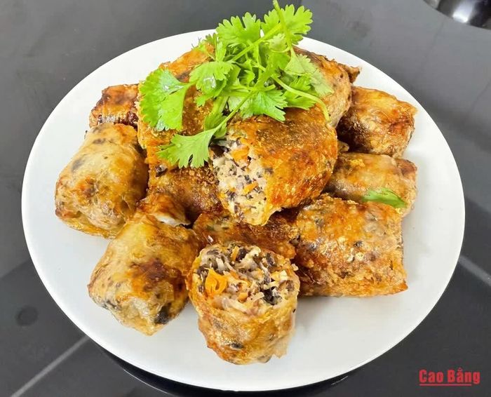 Nem vàng ruộm, giòn thơm, hấp dẫn trong mỗi bữa cơm gia đình.